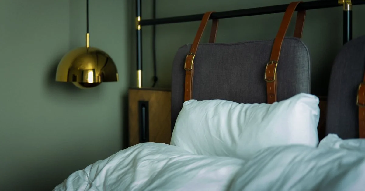 Une chambre à coucher moderne et confortable, avec un éclairage élégant et une literie luxueuse.