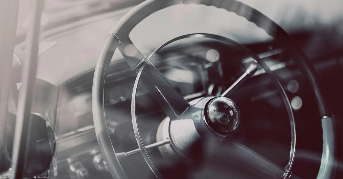 Gros plan noir et blanc d'un volant de Cadillac 52 classique.